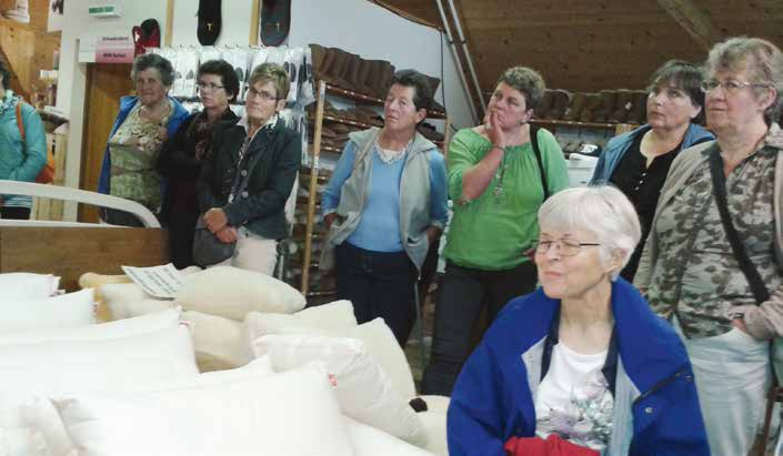 Die Schwandschülerinnen erfahren viel Interessantes zur Schafwollverarbeitung bei Spycher-Handwerk.